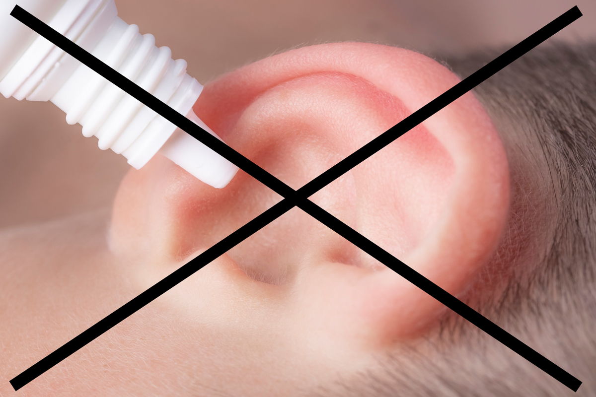 Ein Ohr in das Ohrentropfen geträufelt werden ist durch ein schwarzes Kreuz durchgestrichen.